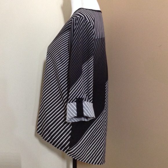 Calvin Klein || Woman’s black and white light weight blouse size Medium - Picture 3 of 5